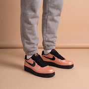 Air Force 1 Low Foamposite Pro coral stardust aan de voet