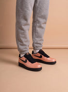 Air Force 1 Low Foamposite Pro coral stardust aan de voet