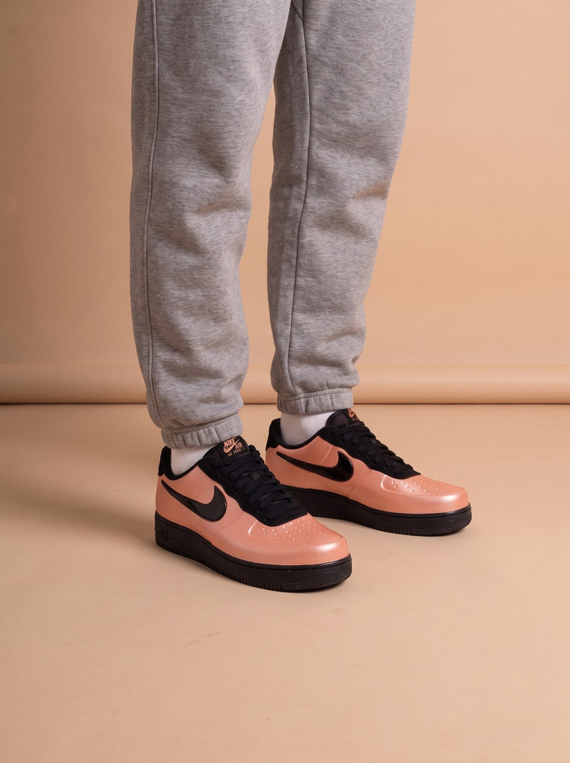 Air Force 1 Low Foamposite Pro coral stardust aan de voet