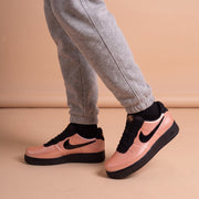 Air Force 1 Low Foamposite Pro coral stardust aan de voet