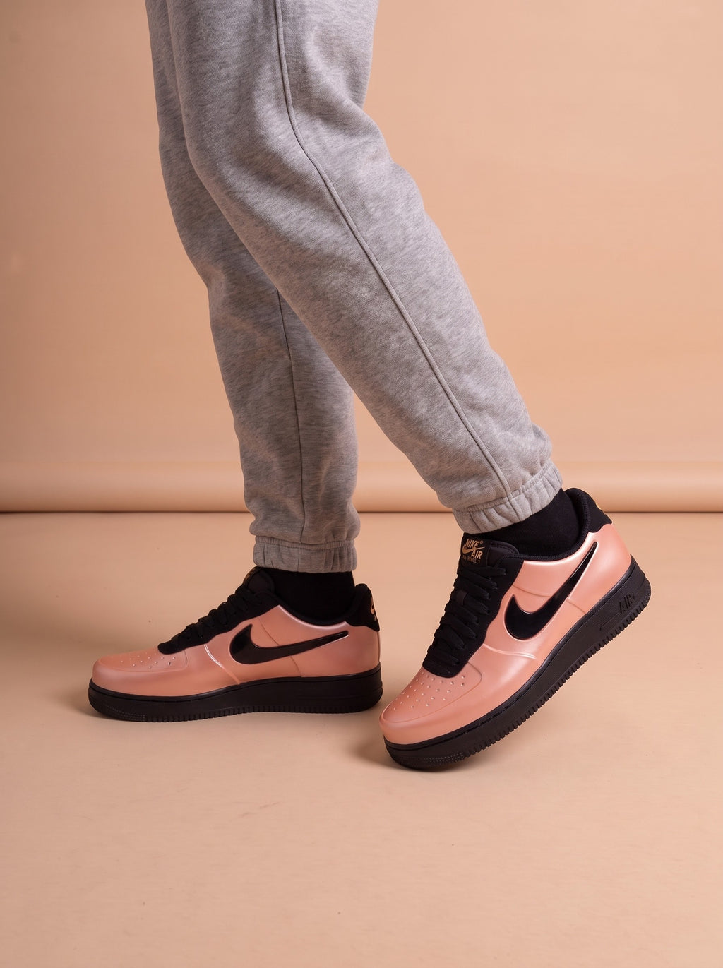 Air Force 1 Low Foamposite Pro coral stardust aan de voet