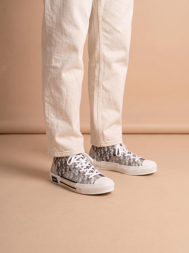 Dior B23 High-Top Sneaker White Blue aan de voet