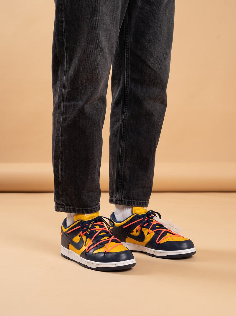 Nike x Off-White Dunk Low University Gold aan de voet