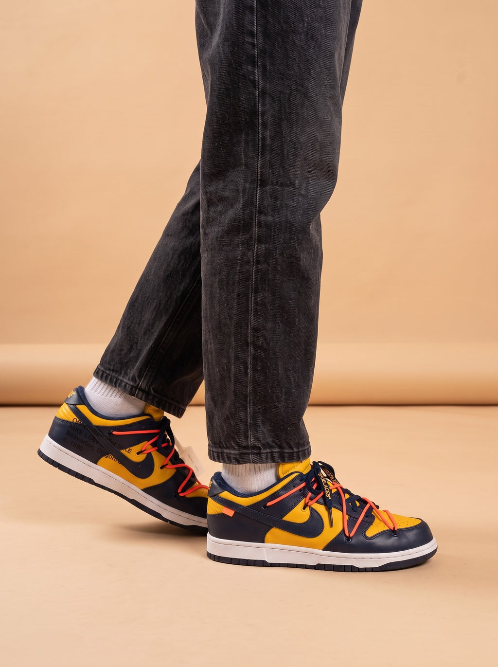 Nike x Off-White Dunk Low University Gold aan de voet
