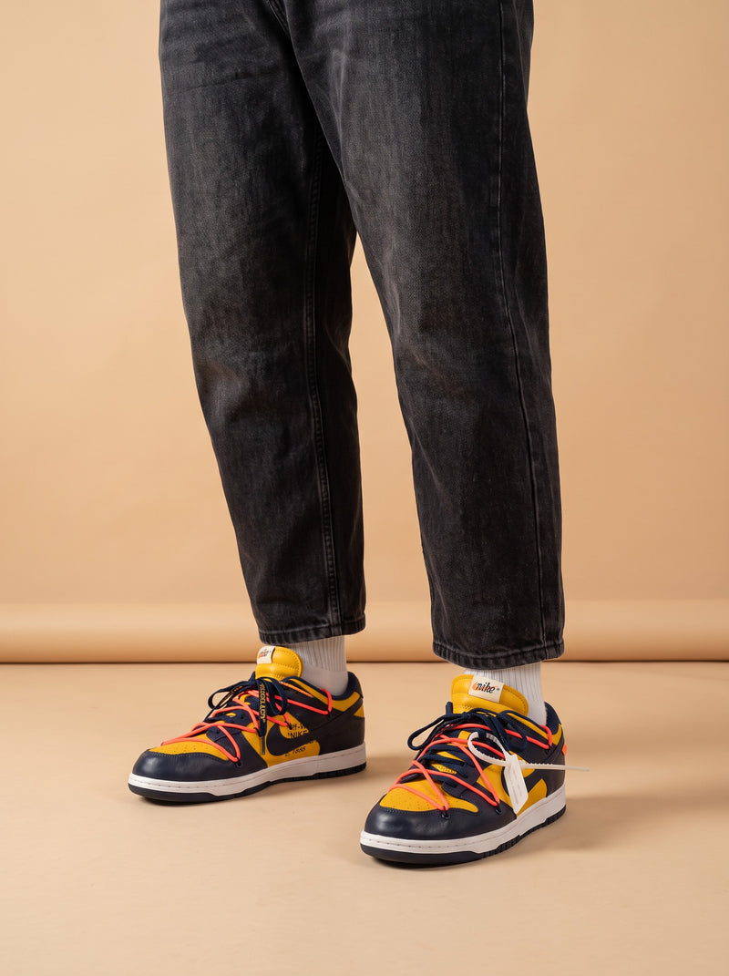 Nike x Off-White Dunk Low University Gold aan de voet