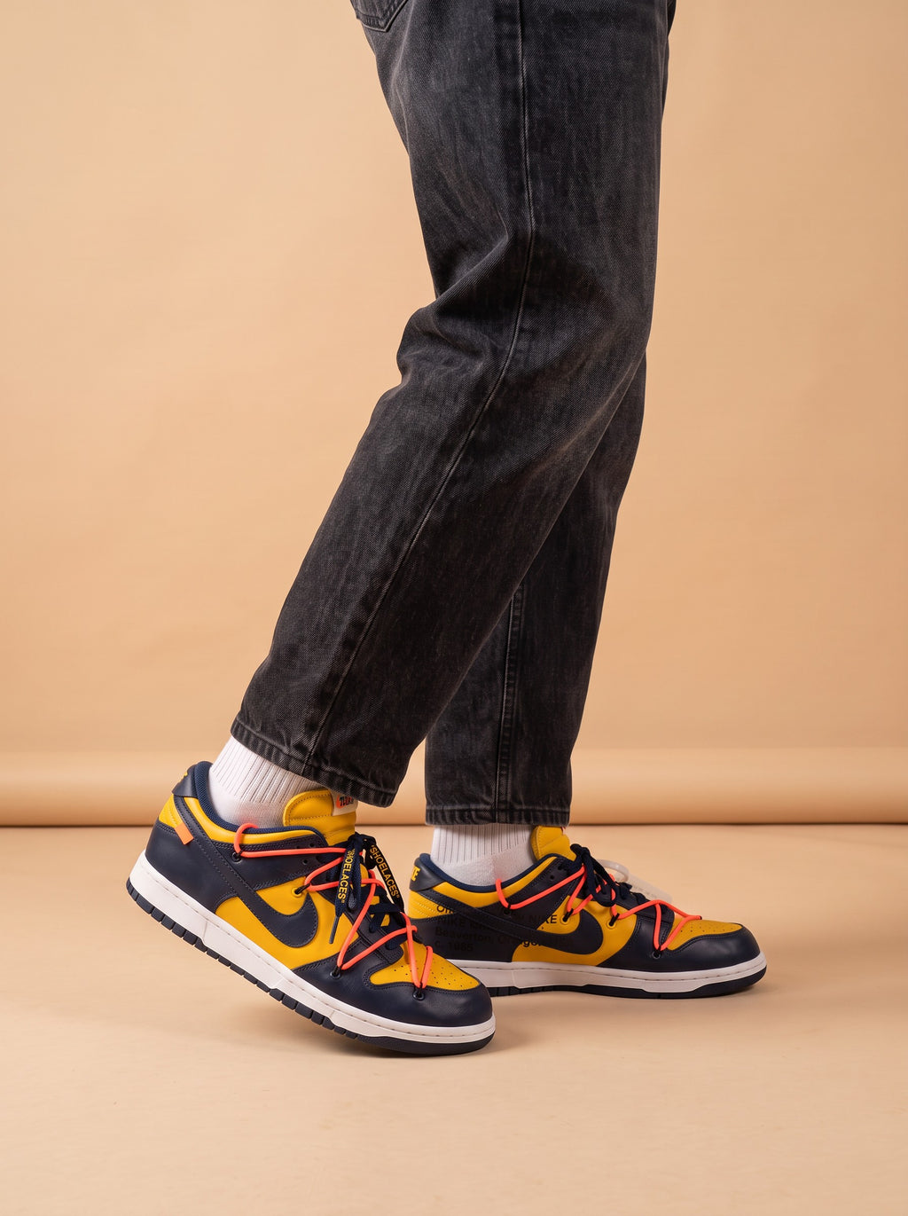 Nike x Off-White Dunk Low University Gold aan de voet