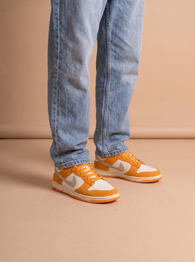 Dunk Low Safari Swoosh Kumquat aan de voet