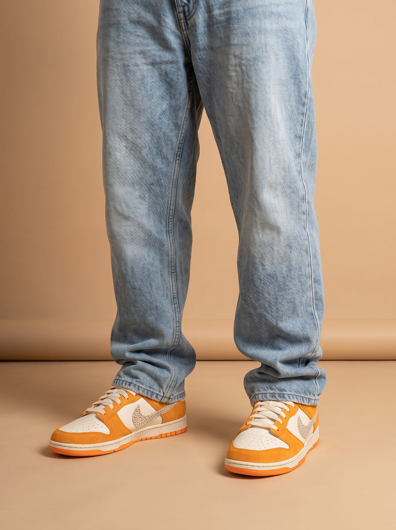 Dunk Low Safari Swoosh Kumquat aan de voet