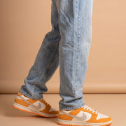 Dunk Low Safari Swoosh Kumquat aan de voet