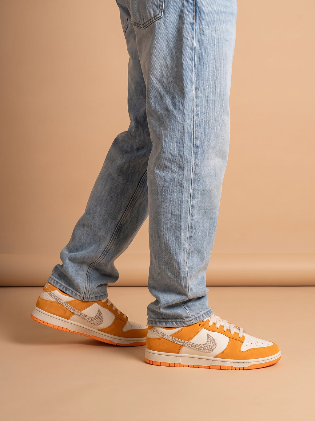 Dunk Low Safari Swoosh Kumquat aan de voet