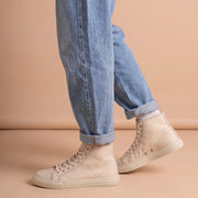 Cream GG High Top aan de voet