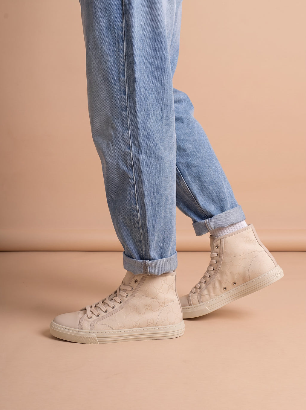 Cream GG High Top aan de voet