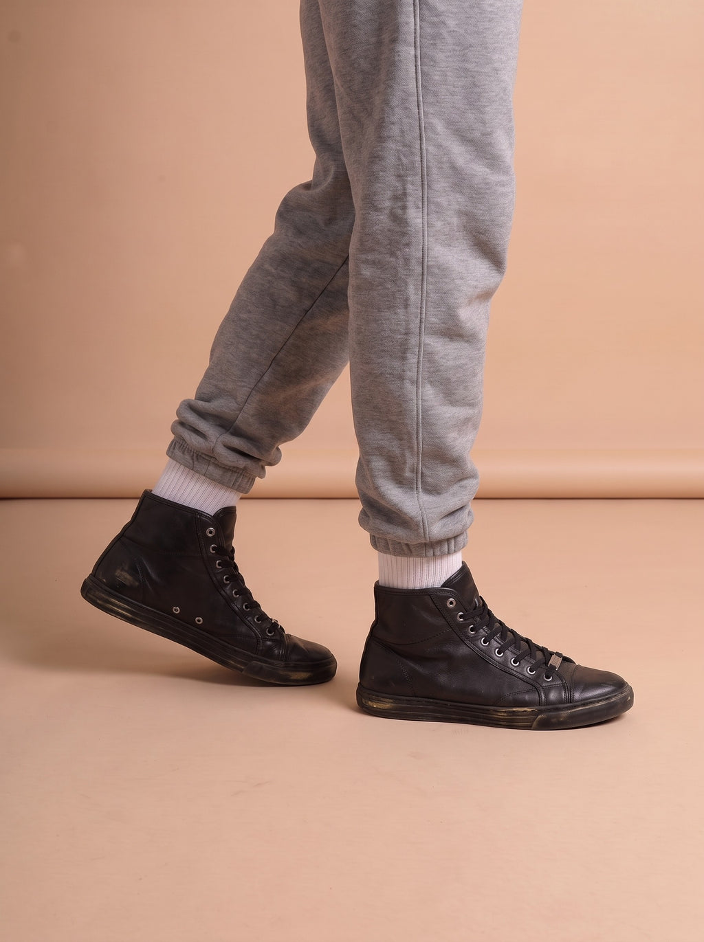 California Miro Soft Leather High Top Sneakers aan de voet