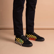 Off-White Vulc Low Black Yellow Green aan de voet