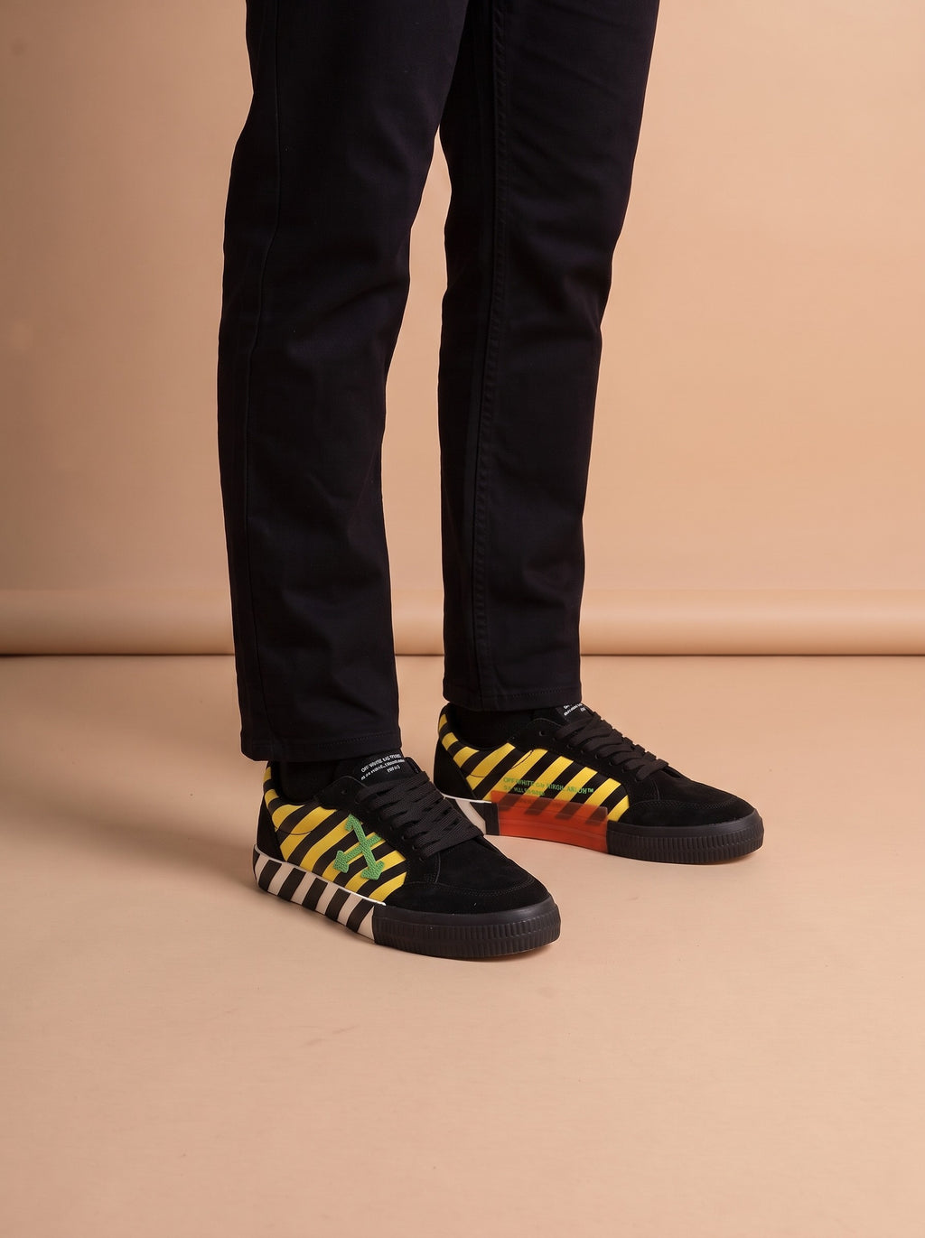 Off-White Vulc Low Black Yellow Green aan de voet