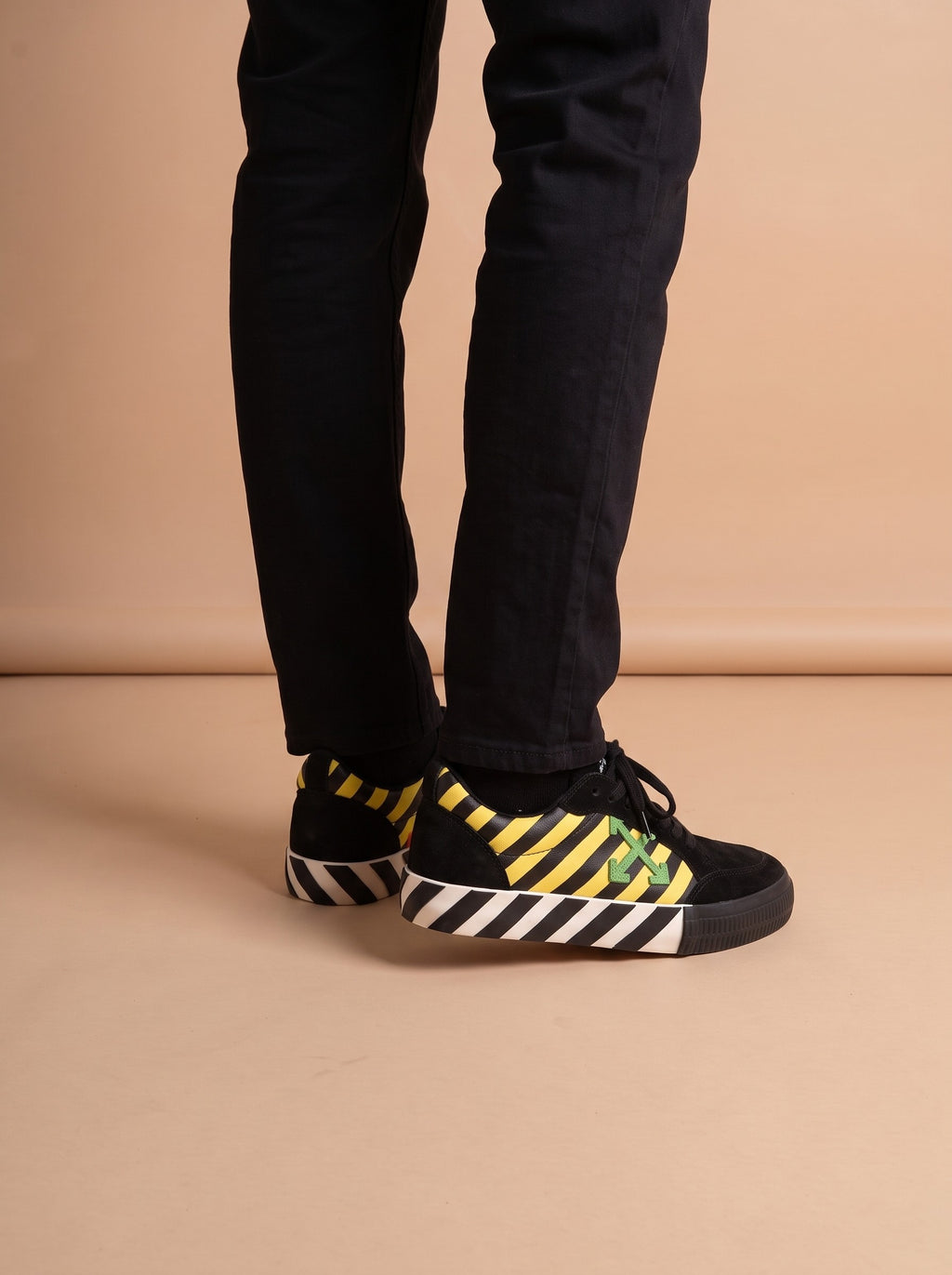 Off-White Vulc Low Black Yellow Green aan de voet