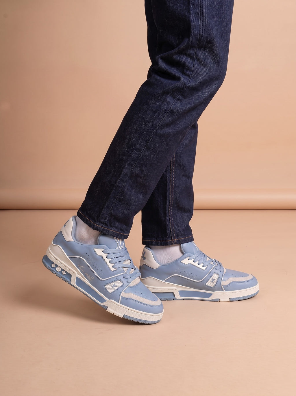 Louis Vuitton 54 Low Sneakers Blue White aan de voet