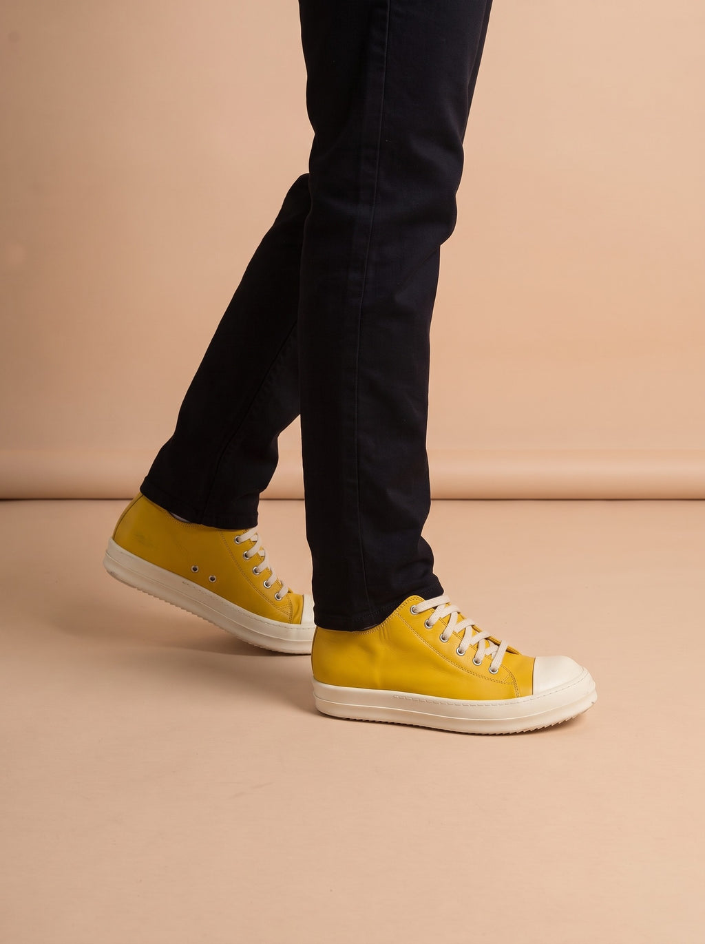 Rick Owens Baskets Sneaks Yellow aan de voet