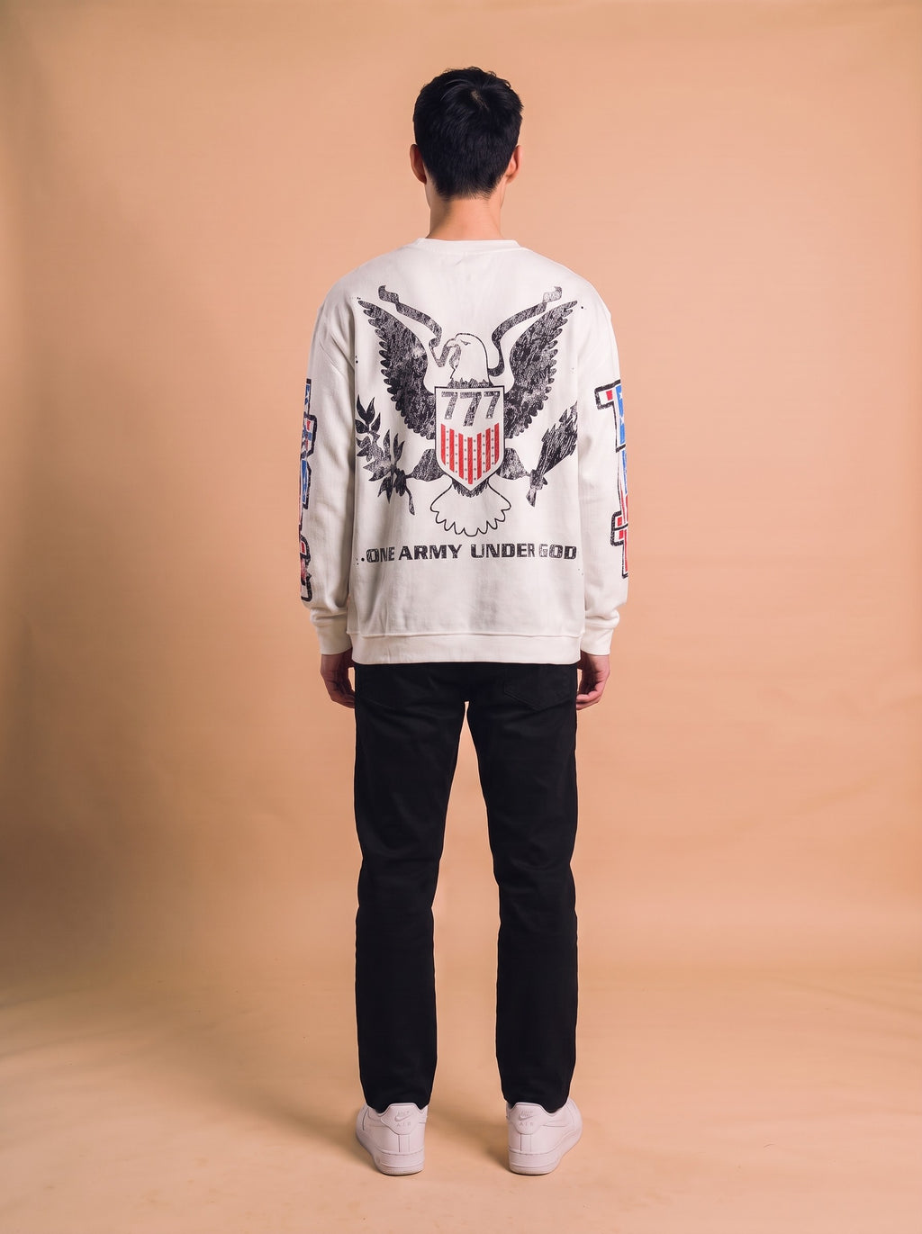 Triple Seven Trade War Longsleeve White model achterkant