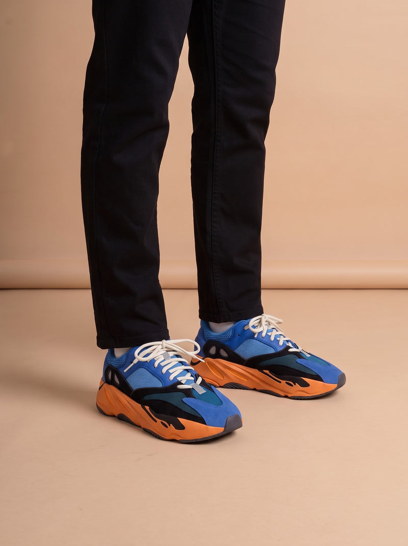 Yeezy Boost 700 Bright Blue aan de voet